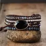 Preciosa pulsera elaborada a mano con piedra de ónix negro. El ónix negro es la piedra de la fuerza, el vigor y la perseverancia. Es muy efectiva en la meditación y en el yoga.