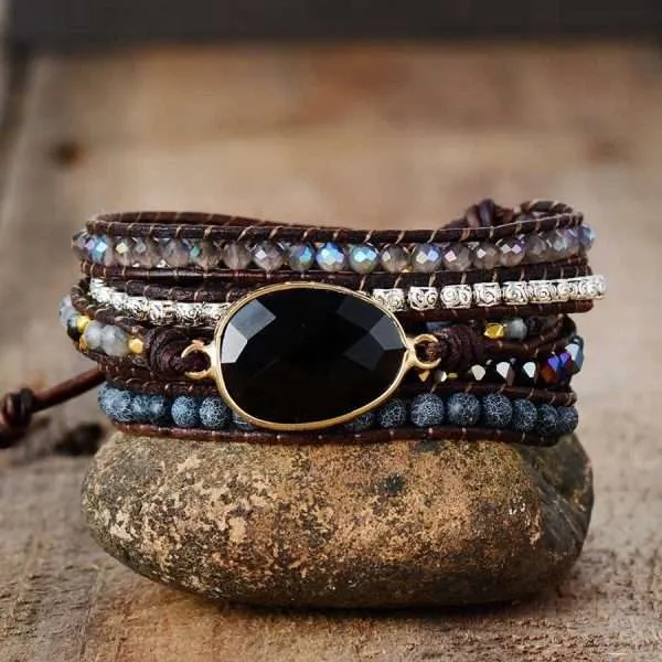 Preciosa pulsera elaborada a mano con piedra de ónix negro. El ónix negro es la piedra de la fuerza, el vigor y la perseverancia. Es muy efectiva en la meditación y en el yoga.