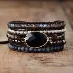 Preciosa pulsera elaborada a mano con piedra de ónix negro. El ónix negro es la piedra de la fuerza, el vigor y la perseverancia. Es muy efectiva en la meditación y en el yoga.