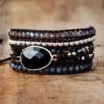 Preciosa pulsera elaborada a mano con piedra de ónix negro. El ónix negro es la piedra de la fuerza, el vigor y la perseverancia. Es muy efectiva en la meditación y en el yoga.