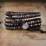 Preciosa pulsera elaborada a mano con piedra de ónix negro. El ónix negro es la piedra de la fuerza, el vigor y la perseverancia. Es muy efectiva en la meditación y en el yoga.