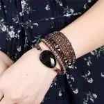 Preciosa pulsera elaborada a mano con piedra de ónix negro. El ónix negro es la piedra de la fuerza, el vigor y la perseverancia. Es muy efectiva en la meditación y en el yoga.