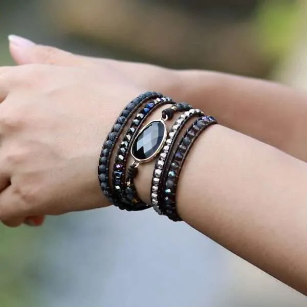 Preciosa pulsera elaborada a mano con piedra de ónix negro. El ónix negro es la piedra de la fuerza, el vigor y la perseverancia. Es muy efectiva en la meditación y en el yoga.