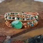 Pulsera del equilibrio y la suerte en el amor, elaborada a mano con piedras naturales (jade, ónix, turquesa africana y piedras volcánicas). El jade favorece la búsqueda del amor, la suerte y la estabilidad emocional.