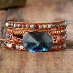 Descubre todo lo que la vida te ofrece llevando contigo esta preciosa pulsera con piedra natural de labradorita. La labradorita aumenta la conciencia y amplía los horizontes de energías espirituales.