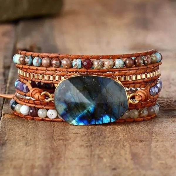 Descubre todo lo que la vida te ofrece llevando contigo esta preciosa pulsera con piedra natural de labradorita. La labradorita aumenta la conciencia y amplía los horizontes de energías espirituales.