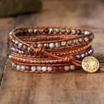Descubre todo lo que la vida te ofrece llevando contigo esta preciosa pulsera con piedra natural de labradorita. La labradorita aumenta la conciencia y amplía los horizontes de energías espirituales.