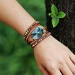 Descubre todo lo que la vida te ofrece llevando contigo esta preciosa pulsera con piedra natural de labradorita. La labradorita aumenta la conciencia y amplía los horizontes de energías espirituales.