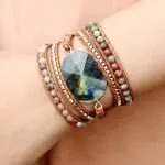 Descubre todo lo que la vida te ofrece llevando contigo esta preciosa pulsera con piedra natural de labradorita. La labradorita aumenta la conciencia y amplía los horizontes de energías espirituales.