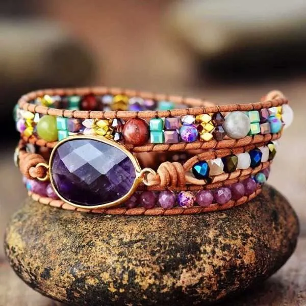 Comprar pulsera del empoderamiento de la mujer, con piedra de Amatista y jade. Pulsera boho con piedras naturales.