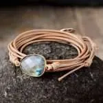Comprar pulsera de cuerda con piedra natural de labradorita. Pulsera Zen y boho.