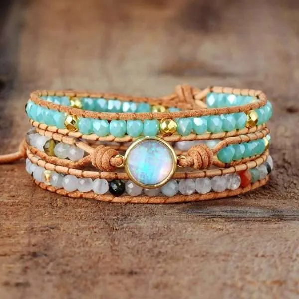 Pulsera de la eterna esperanza con ópalo. Realizada a mano, esta preciosa pulsera posee en el centro un ópalo sobre cuero curtido. El ópalo es una piedra protectora que simboliza la pureza y la esperanza.