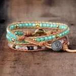 Pulsera de la eterna esperanza con ópalo. Realizada a mano, esta preciosa pulsera posee en el centro un ópalo sobre cuero curtido. El ópalo es una piedra protectora que simboliza la pureza y la esperanza.