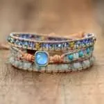Pulsera de la eterna esperanza con ópalo. Realizada a mano, esta preciosa pulsera posee en el centro un ópalo sobre cuero curtido. El ópalo es una piedra protectora que simboliza la pureza y la esperanza.
