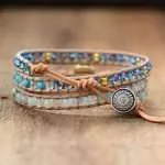 Pulsera de la eterna esperanza con ópalo. Realizada a mano, esta preciosa pulsera posee en el centro un ópalo sobre cuero curtido. El ópalo es una piedra protectora que simboliza la pureza y la esperanza.