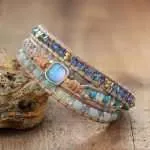 Pulsera de la eterna esperanza con ópalo. Realizada a mano, esta preciosa pulsera posee en el centro un ópalo sobre cuero curtido. El ópalo es una piedra protectora que simboliza la pureza y la esperanza.