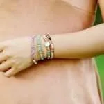 Pulsera de la eterna esperanza con ópalo. Realizada a mano, esta preciosa pulsera posee en el centro un ópalo sobre cuero curtido. El ópalo es una piedra protectora que simboliza la pureza y la esperanza.