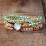 Pulsera de la eterna esperanza con ópalo. Realizada a mano, esta preciosa pulsera posee en el centro un ópalo sobre cuero curtido. El ópalo es una piedra protectora que simboliza la pureza y la esperanza.
