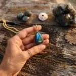 Collar de la perseverancia con piedra de labradorita
