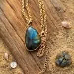 Collar de la perseverancia con piedra de labradorita