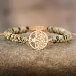 Pulsera de jaspe africano hecha a mano con el símbolo del Árbol de la Vida. El Árbol de la vida representa la esencia de nuestra propia existencia y transmite una gran fuerza y positivismo.
