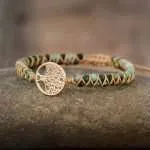 Pulsera de jaspe africano hecha a mano con el símbolo del Árbol de la Vida. El Árbol de la vida representa la esencia de nuestra propia existencia y transmite una gran fuerza y positivismo.