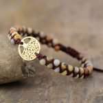 Pulsera de jaspe africano hecha a mano con el símbolo del Árbol de la Vida. El Árbol de la vida representa la esencia de nuestra propia existencia y transmite una gran fuerza y positivismo.