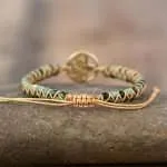Pulsera de jaspe africano hecha a mano con el símbolo del Árbol de la Vida. El Árbol de la vida representa la esencia de nuestra propia existencia y transmite una gran fuerza y positivismo.