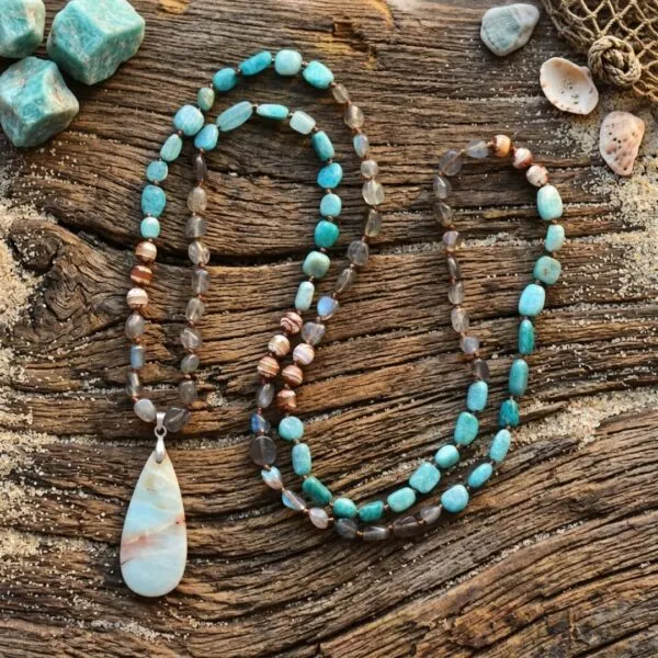 Collar de la mujer fuerte con piedras de labradorita, ágata y amazonita