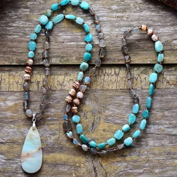 Collar de la mujer fuerte con piedras de labradorita, ónix y amazonita