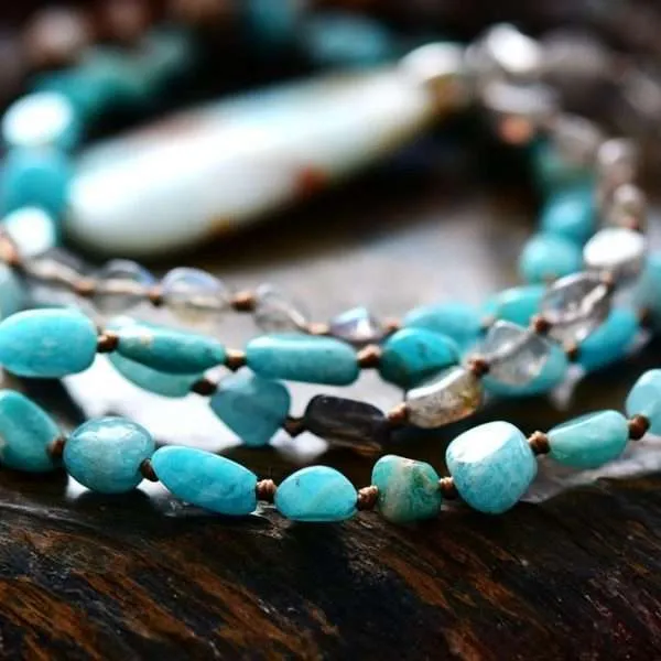 Collar de la mujer fuerte con piedras de labradorita, ónix y amazonita
