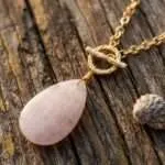 Collar de la paz infinita en forma de lágrima de cuarzo rosa