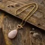 Collar de la paz infinita en forma de lágrima de cuarzo rosa