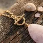 Collar de la paz infinita en forma de lágrima de cuarzo rosa