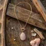 Collar de la paz infinita en forma de lágrima de cuarzo rosa