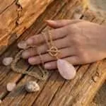 Collar de la paz infinita en forma de lágrima de cuarzo rosa