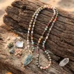 Collar de la sabiduría de otros mundos con labradorita y cuentas de piedra natural