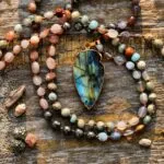 Collar de la sabiduría de otros mundos con labradorita y cuentas de piedra natural