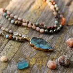 Collar de la sabiduría de otros mundos con labradorita y cuentas de piedra natural