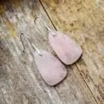 Pendientes del amor incondicional de cuarzo rosa o nácar