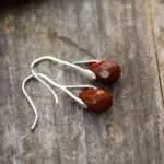 Pendientes del dulce camino de jaspe rojo o amatista