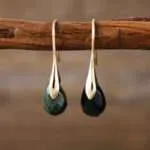 Pendientes del dulce camino con piedras naturales variadas