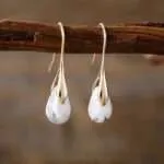 Pendientes del dulce camino con piedras naturales variadas