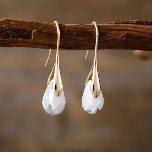 Pendientes del dulce camino con piedras naturales variadas