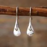 Pendientes del dulce camino con piedras naturales variadas