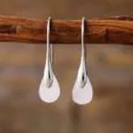 Pendientes del dulce camino con piedras naturales variadas
