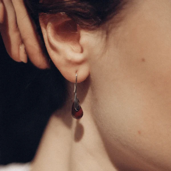 Pendientes del dulce camino con piedras naturales variadas