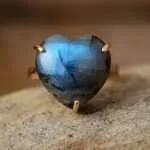 Anillo de la senda luminosa con piedra de apatita, labradorita o jade
