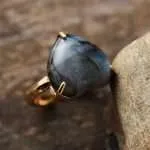 Anillo de la senda luminosa con piedra de apatita, labradorita o jade
