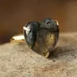 Anillo de la senda luminosa con piedra de apatita, labradorita o jade